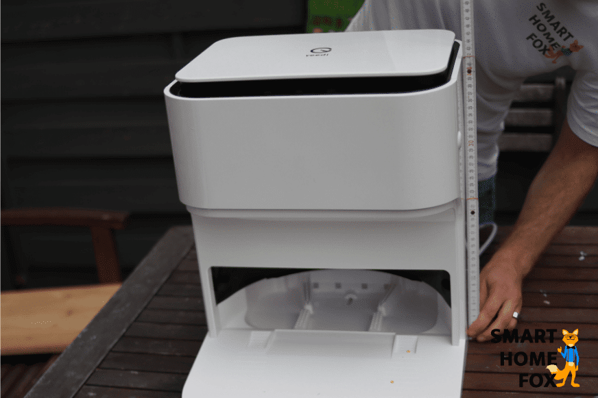 Die Yeedi Mop Station wird mit einem Lineal ausgemessen